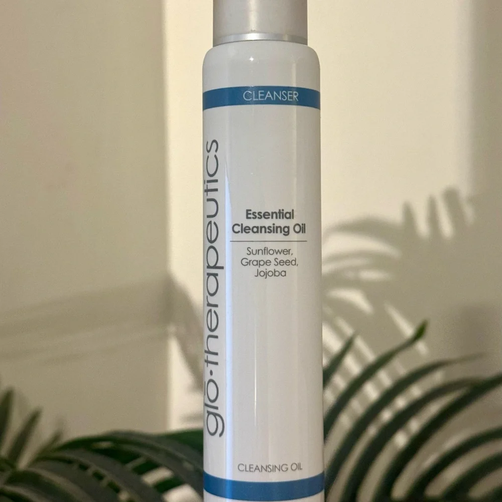 + FREE GIFT with Purchase! Glo Therapeutics Cleansing Oil - Sealed (Unboxed)